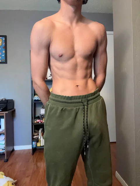 Strip down this nerdy college student, piece by piece 😳