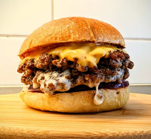 Double-decker brisket (grinded by me) and Honey butter glazed potatobuns (also made by me), with mozarella and cheddar, ice bathed red onion and spicy home made sauce 🔥