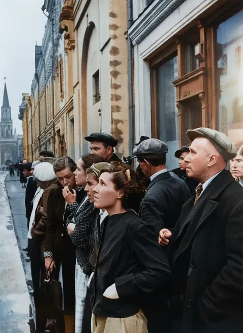 I colorized a few iconic historical photos