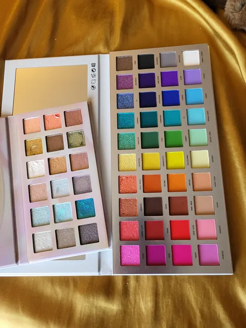 My friend gifted me these two BEAUTIFUL pallettes when she heard I wanted to get into makeup and I'm having so much fun!!