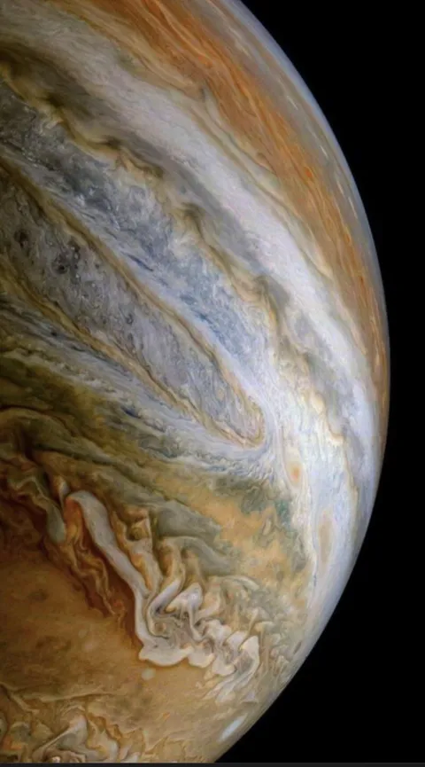 Handsome Jupiter in the lens of the Juno satellite. 