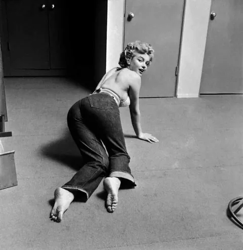 Marilyn Monroe hitting weights in between photoshoots 1952.