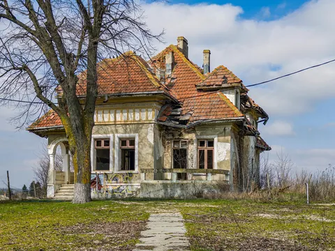 A small romanian manor that was used as a medical clinic in the past (more photos in the comments)