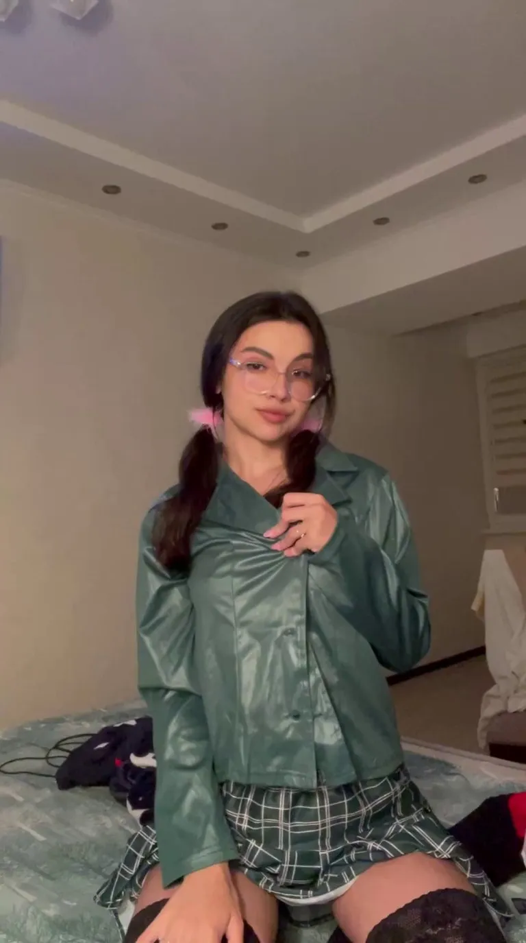 Trying to look cute… accidentally ended up looking a little dangerous, I'm hot? F19