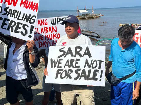 'Sara We Are Not For Sale. WPS IS NOT FOR SALE' - Ito ang panawagan ng mga mangingisda sa Sta. Cruz, Zambales. Anila, masama ang kanilang loob nang mabalitaan sa impeachment trial na may natanggap umanong milyones si Vice President Sara Duterte mula sa China.
