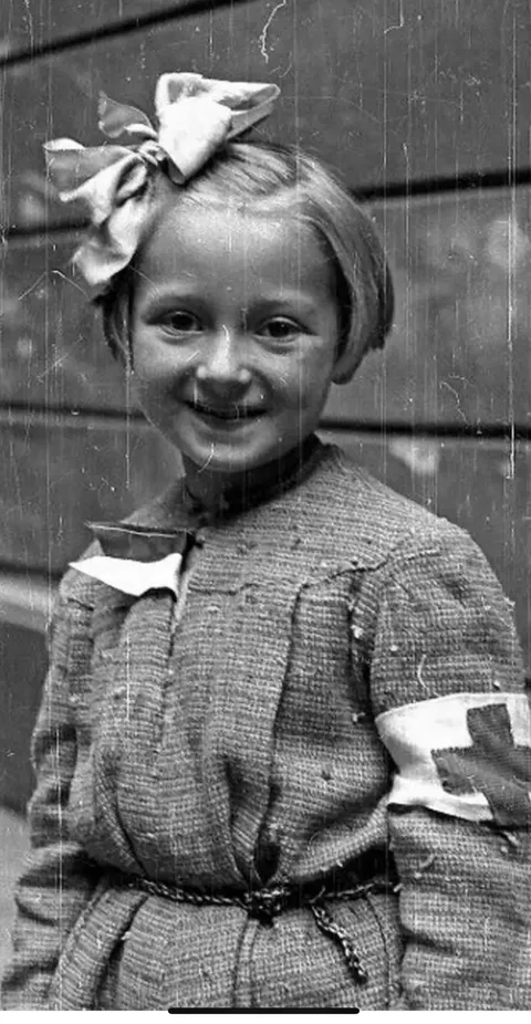 Heroic 8 year old nurse of WW2