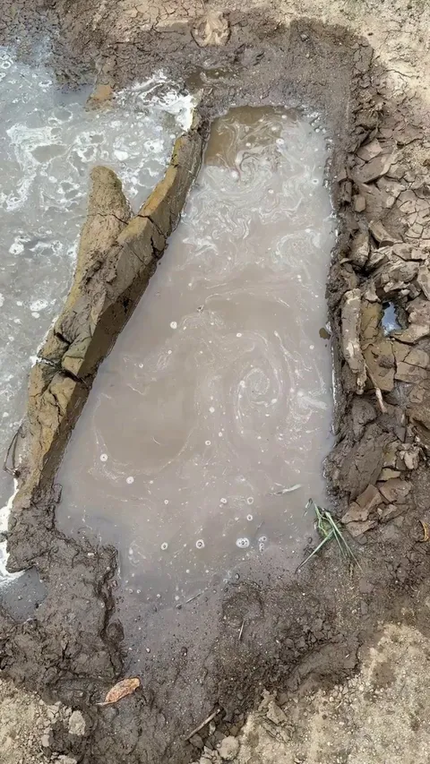 If you happen to drop your key in dirty water, use a transparent plastic bag filled with clean water to expel dirty water so that you can see through the bottom.