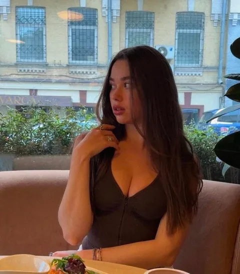 Ass or tits gooner 💕? Tell mommy your favourite 🥰