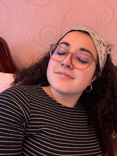 I'm back again lol 20F, still got daddy issues and changed my glasses