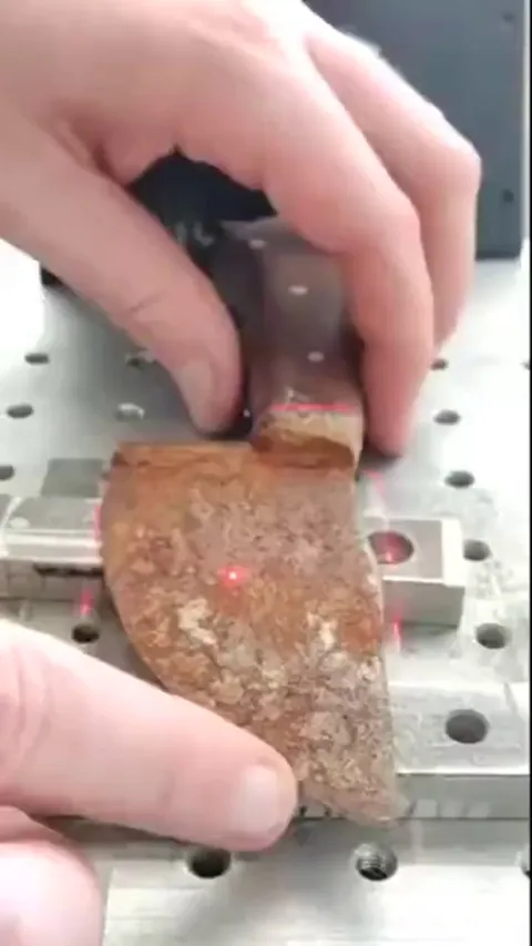 The rusty kitchen knife was cleaned with a laser.