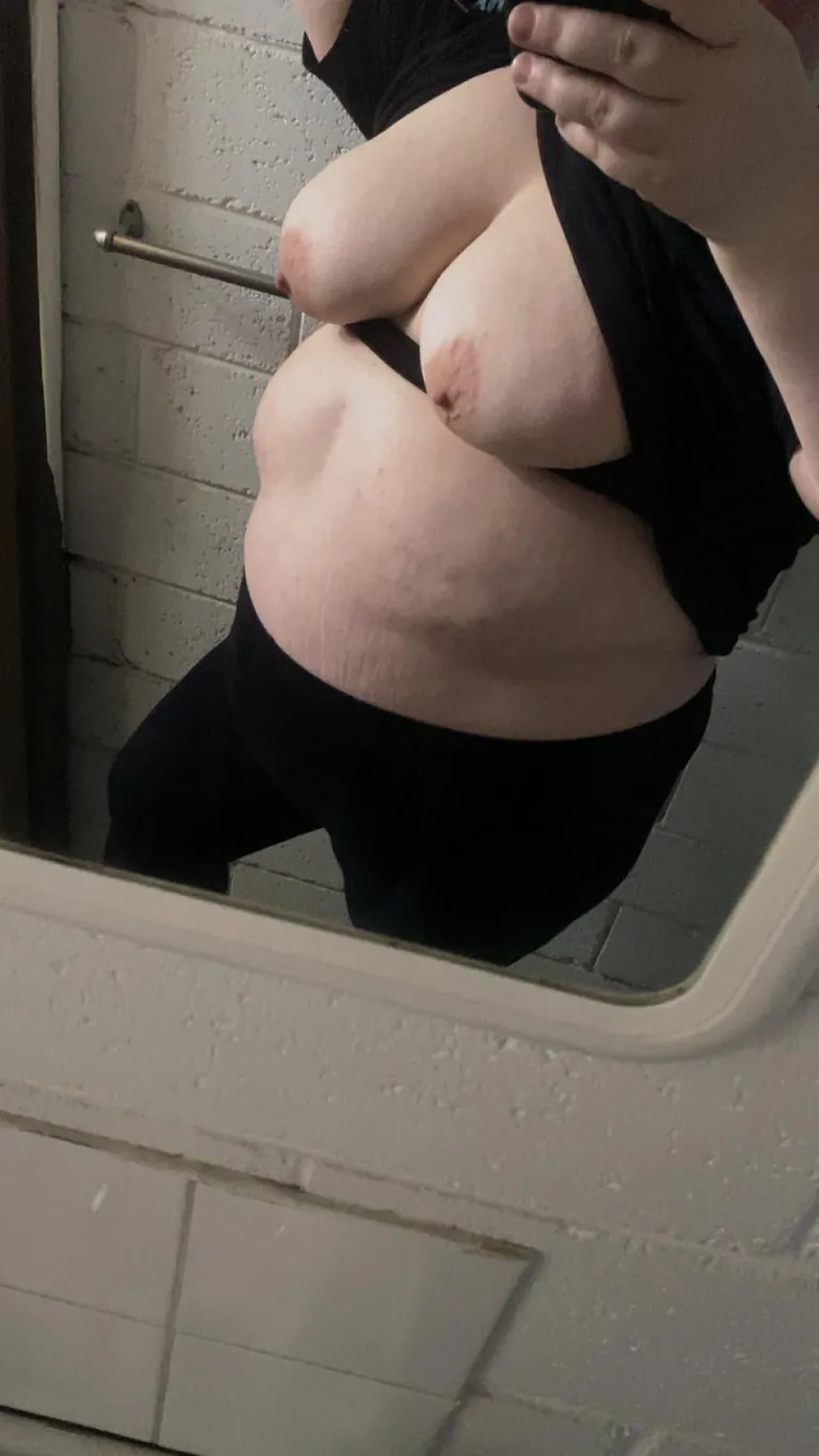 Argh so horny! Suck my tits and let me blow you in the work toilet hehe 😈👅