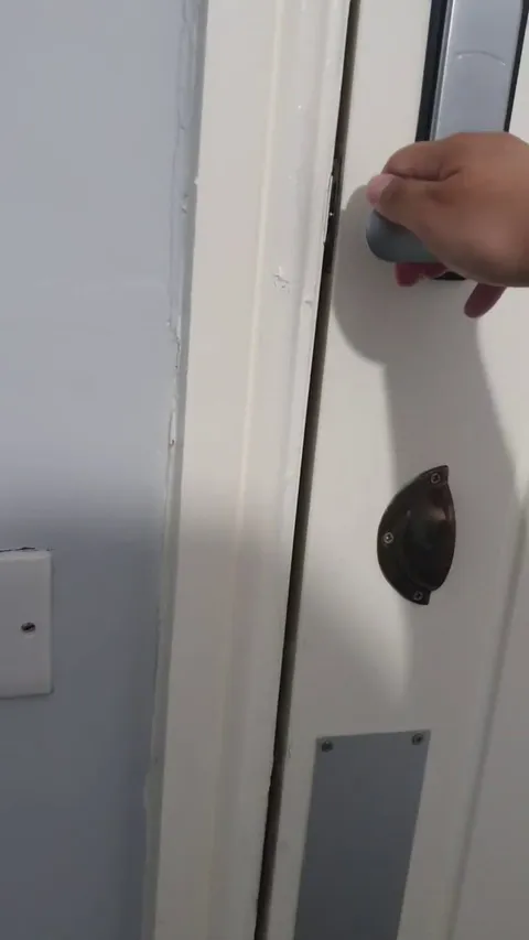 Keep being told to stop banging the door by the girl in the next room. This is what my door sounds like.