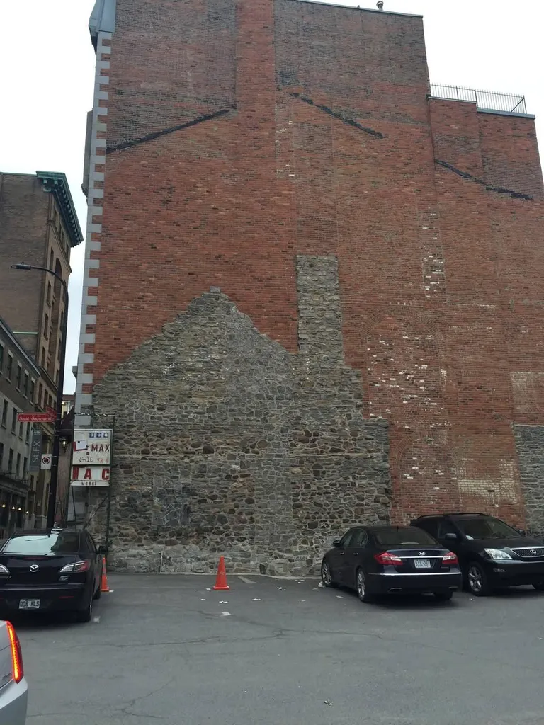 The evolution of this building can be seen in it's masonry