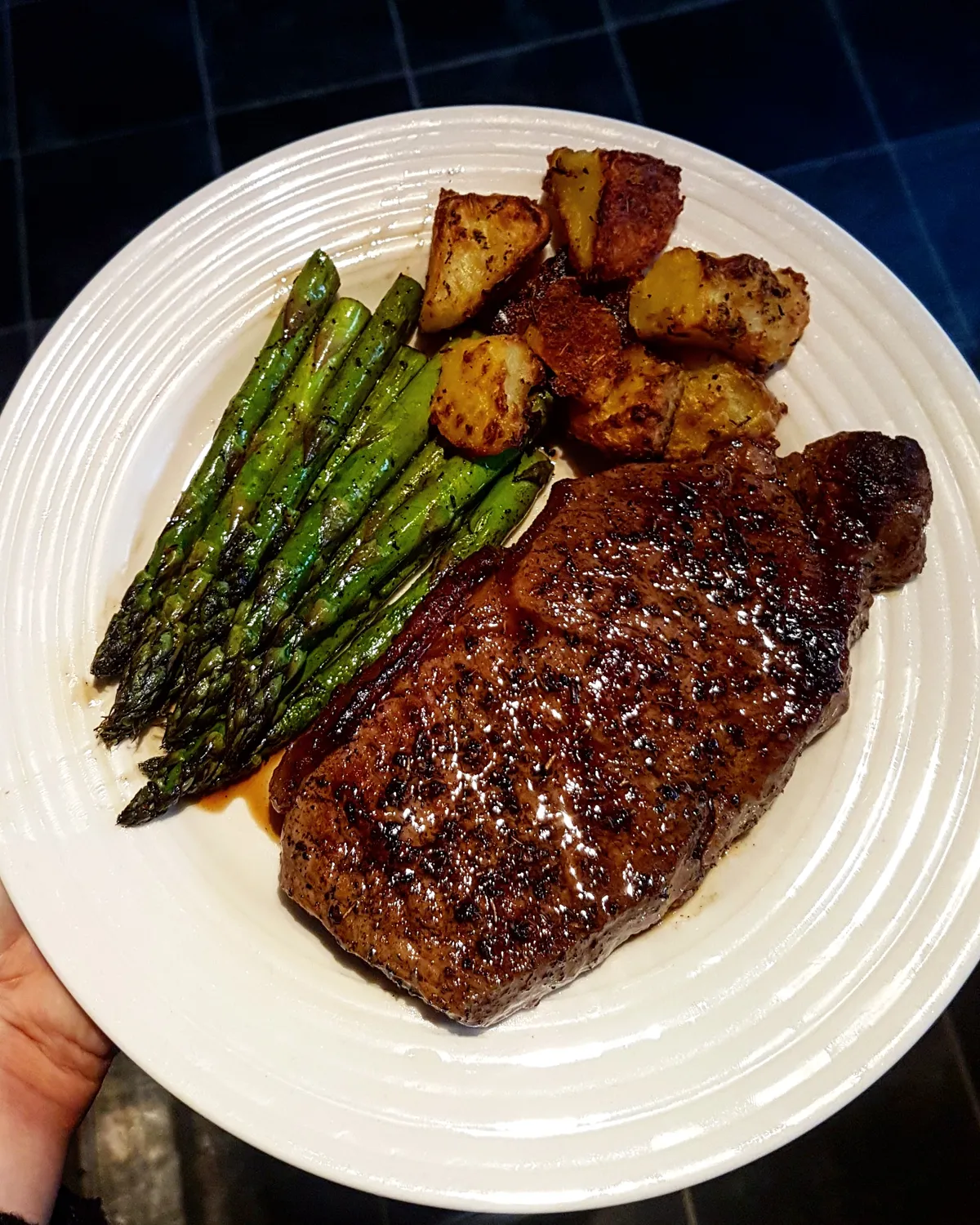[Homemade] Sirloin steak, butter basted, roasted asparagus and potatoes on the side.