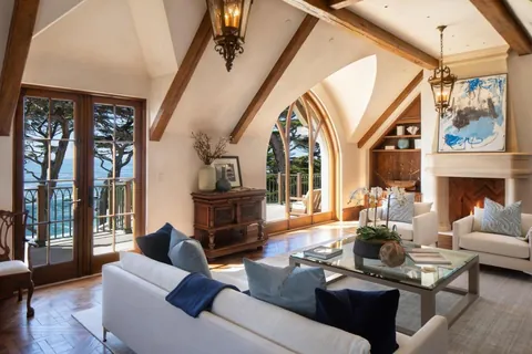 Elegant and cozy space overlooking the Pacific Ocean. Pebble Beach, California [1280x853]