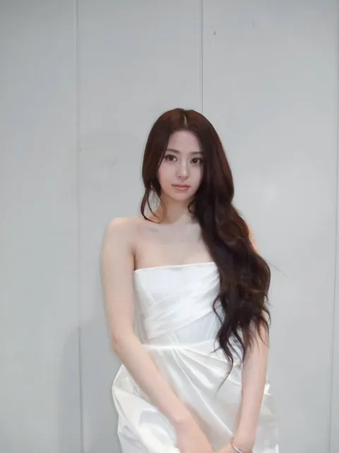 LE SSERAFIM - Yunjin