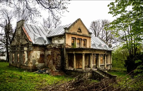 Abandoned manor house in Łąkta Górna, Poland.