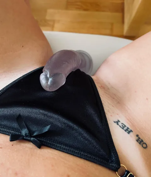 1 ✨ startet mit einem samt-schwarzen Höschen im Homeoffice bei einem Online-Workshop 🤭🖤 …die Mittagspause wurde mit Floppy verbracht… (f)