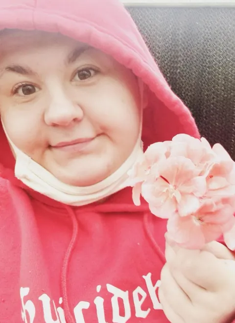 24F , DO YOUR WORST !! Hehe ☺️🤷🏻‍♀️•short hair is newer pics of me • (longer hair was in 2024 .) 