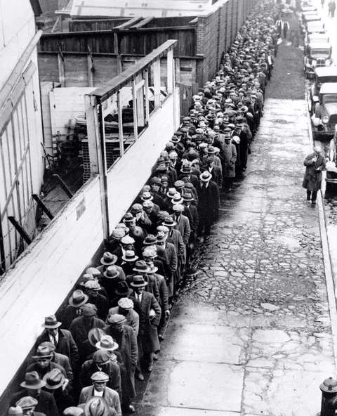 Early '30s saw 2.5mil people unemployed. Soup kitchens had line-ups like this
