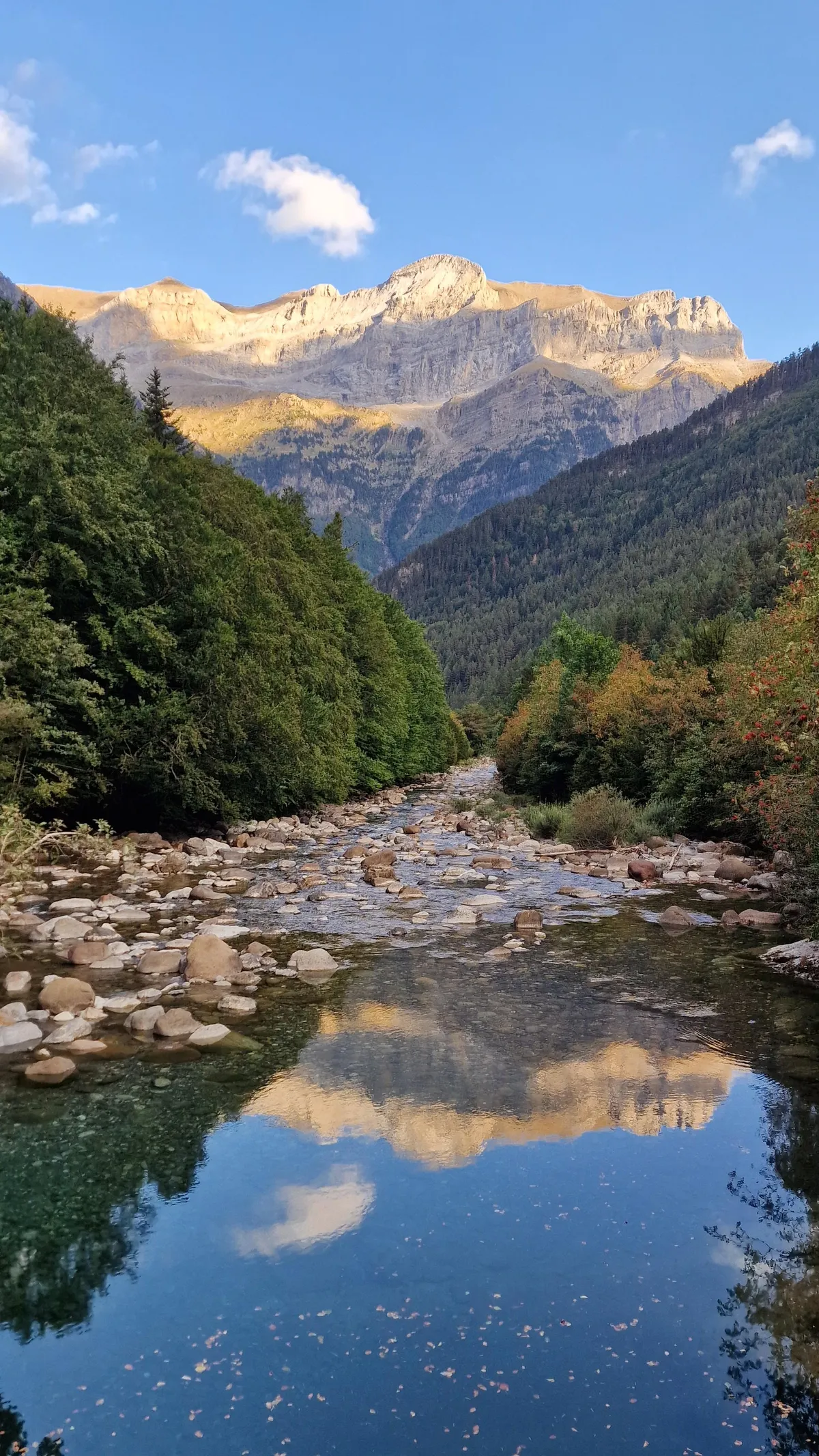 Rio Ara, Torla, España (2042x3628) [OC]