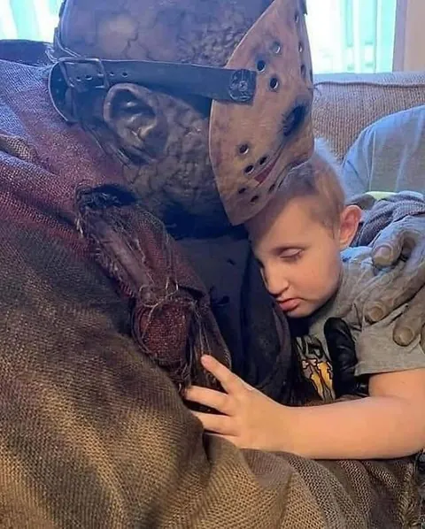 A terminally ill 5-year-old boy obsessed with horror movies found comfort in a Jason Voorhees cosplayer shortly before he passed away. Sometimes monsters can be heroes.