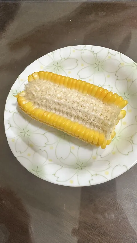 The way my spouse eats sweet corn