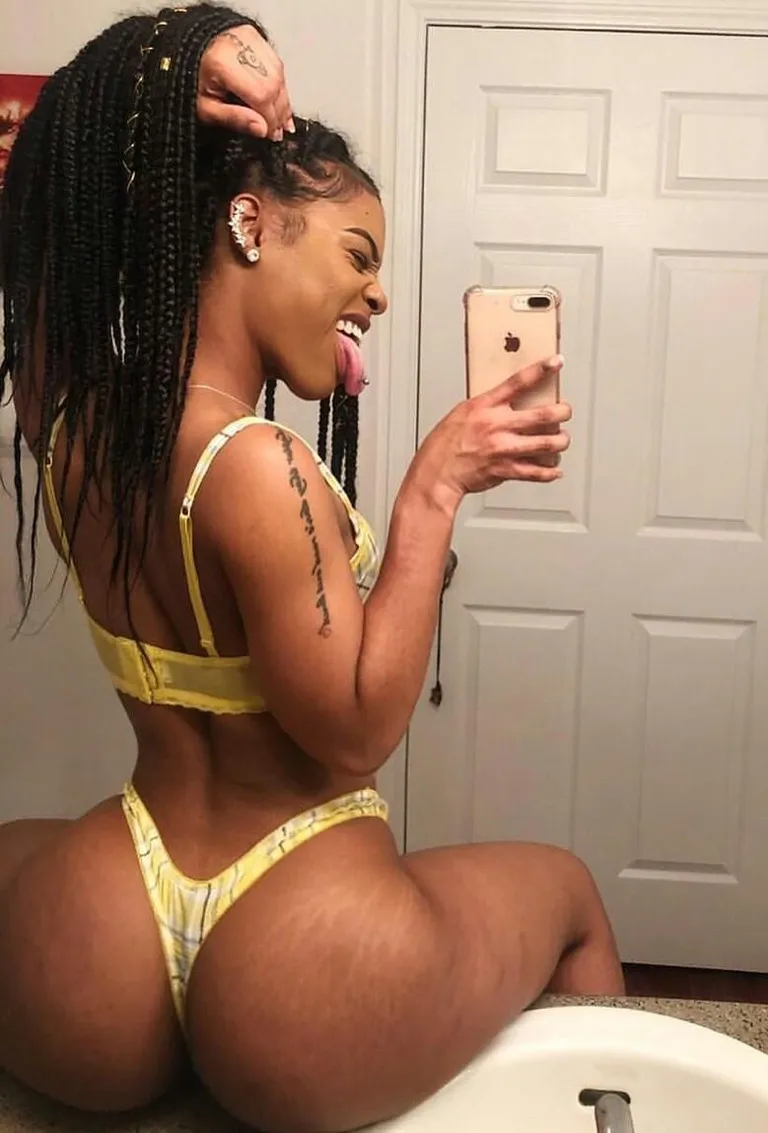 Cutie with a big booty 😍