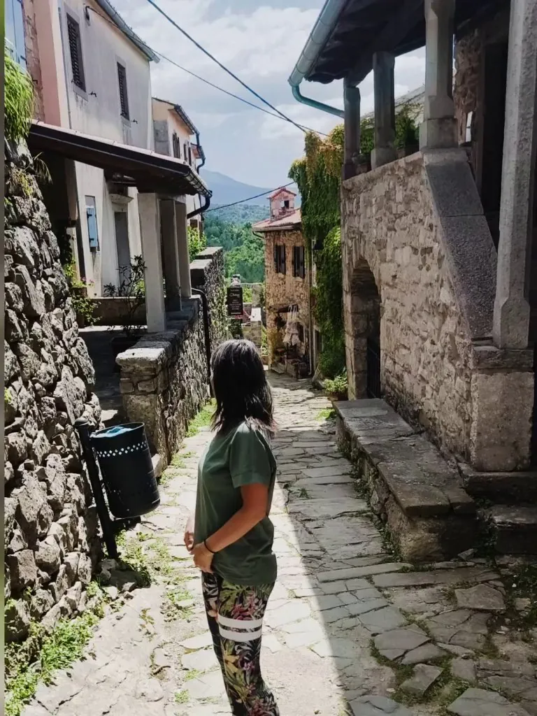 [gif] Trying to be sneaky but got caught anyway, they laughed