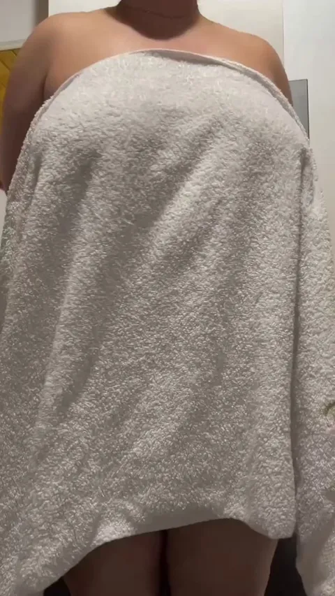 Toweling problems? Just shake it off! Natural G cups btw🔥