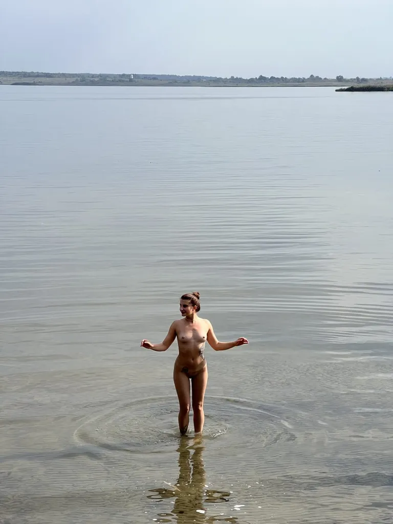 I accidentally saw people while swimming naked.