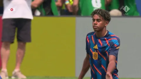 Host: "Maxime de Cuyper woke up this morning realizing he has to play against Lamine Yamal." Jan Mulder: "Yeah but Lamine Yamal woke up this morning as well." Host: "Realizing he has to play against Maxime de Cuyper?" Jan Mulder: "No I mean he just woke up this morning."