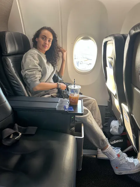 Threw on the Jordan 1 Alaskas and un-deadstocked them on my 7am flight ✈️