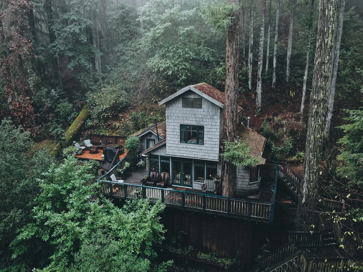 Cabin nestled in the redwoods of Monte Rio, Sonoma County, California [2049×1537]