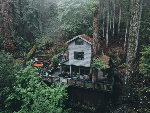 Cabin nestled in the redwoods of Monte Rio, Sonoma County, California [2049×1537]