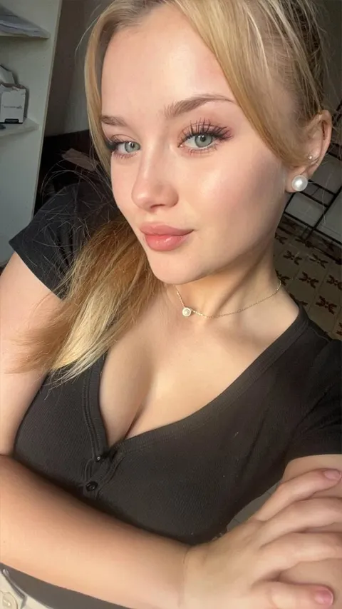 kissed by the sun but wanna be kissed by you instead F18