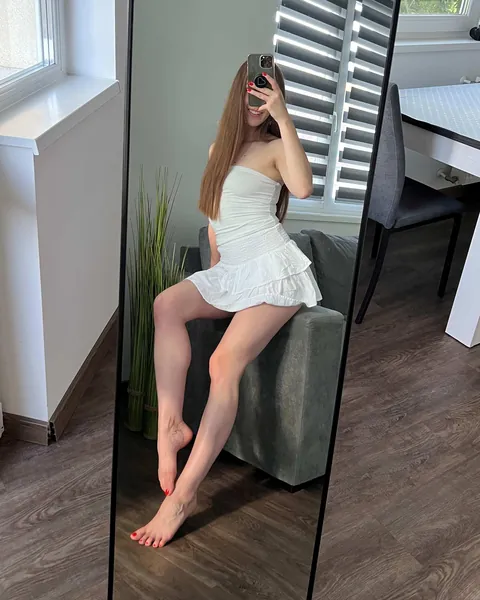 Short skirt, to show off my legs