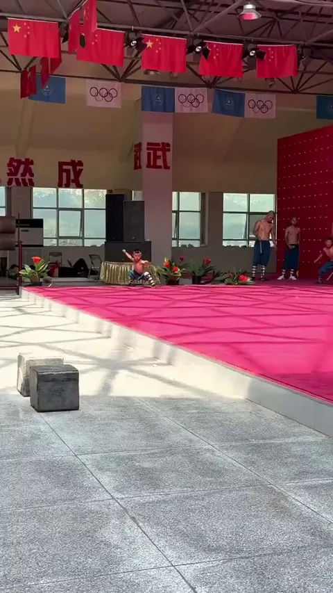 8 year old Shaolin prodigy wows with kung fu