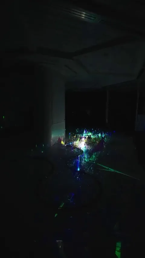 The physics of light on broken glass