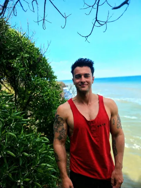 Celebrating over 4 years of sobriety naked outdoors. Send some love 💪🏼