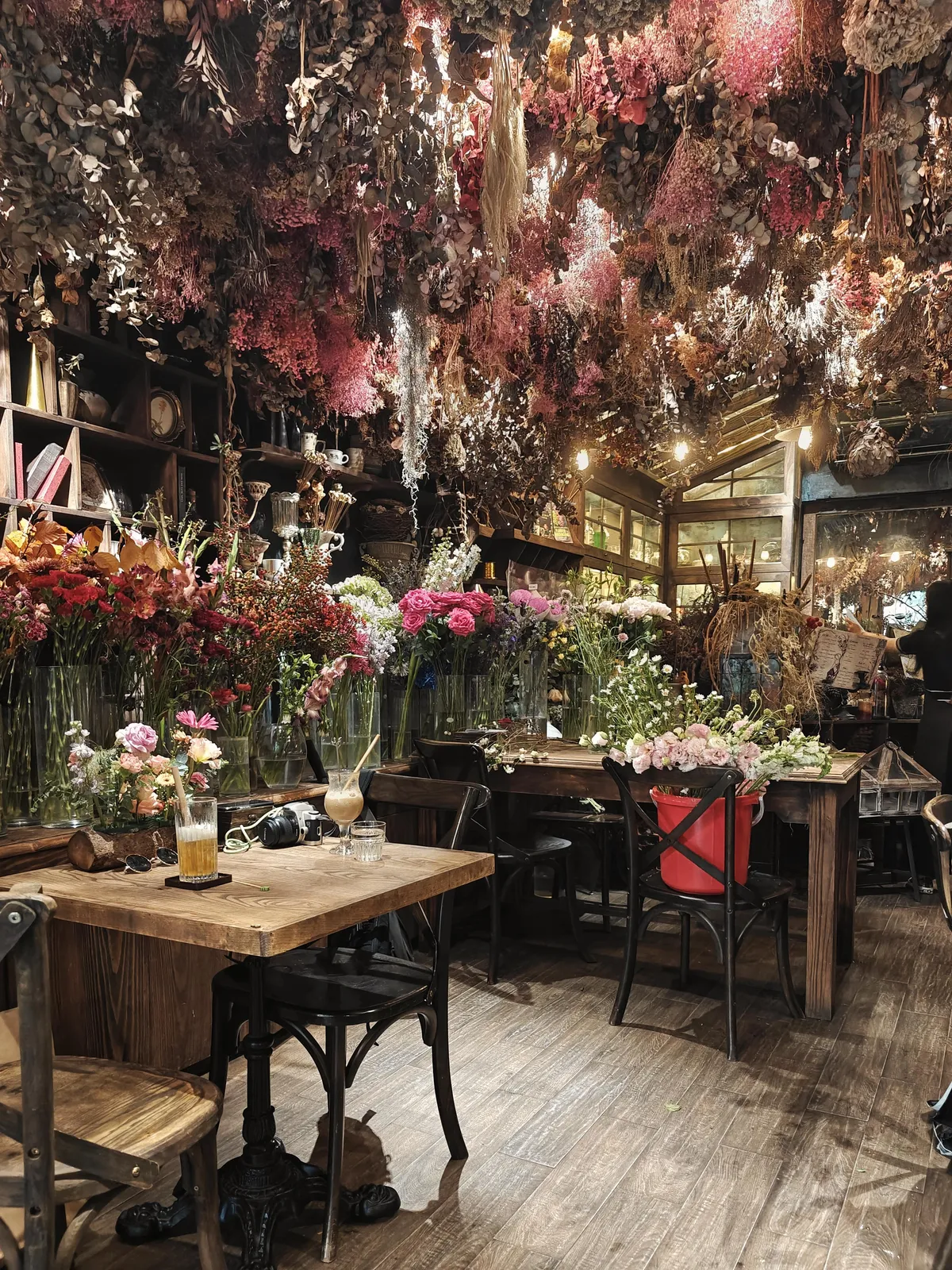 Stumbled upon this flower shop cafe in Hanoi during a rainy afternoon