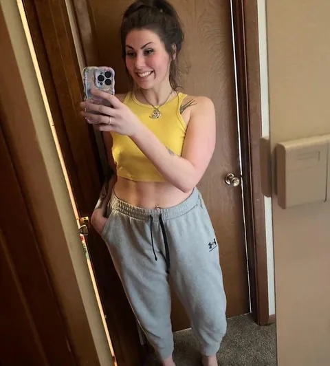 Just a normal 25 year old  Mom of 1, would love an honest rating!🥹👉🏼👈🏼 f25