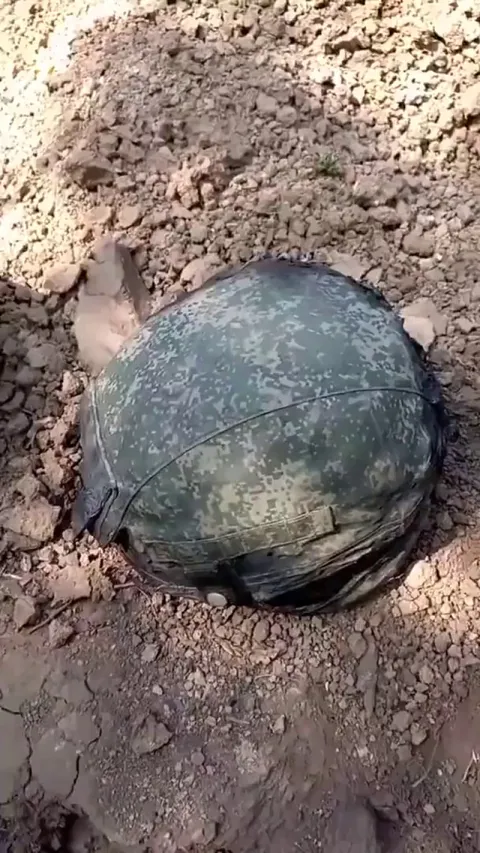Ukrainian soldiers test the Russian 6B47 helmet with their fists