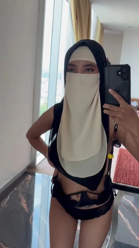 Boob jiggle leading to the reveal