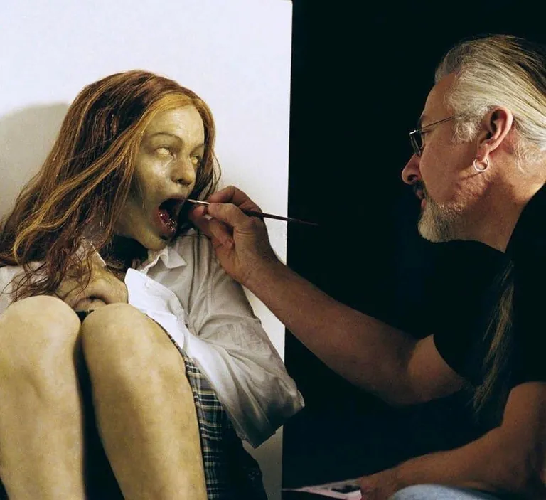 Director Gore Verbinski wanted the reveal of Katie’s body in ‘The Ring’ (2002) to feel like a single flash of pure terror. Allegedly, he even studied old crime photos to get the expression just right.