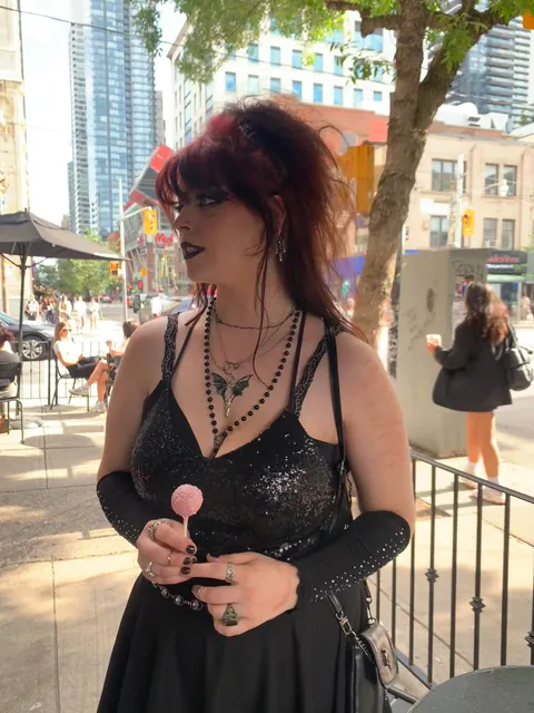 20F recovering alcoholic, jobless ex-goth. Life’s given me a slow roast—now burn me beyond recognition.