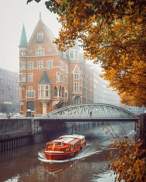 Türmchenhaus, a late 19th-century neo-Gothic brick building along the St. Annenfleet Canal in Speicherstadt, Hamburg, Germany.