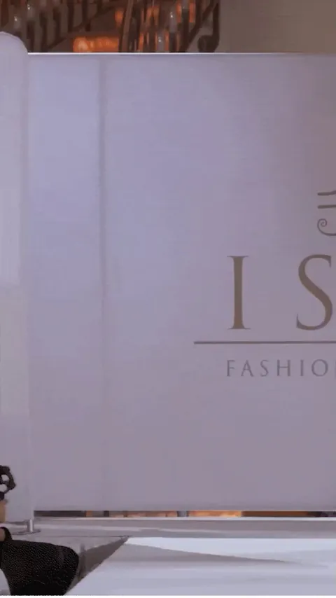 Esme Cordus looks beautiful and sexy completely naked on the fashion show runway