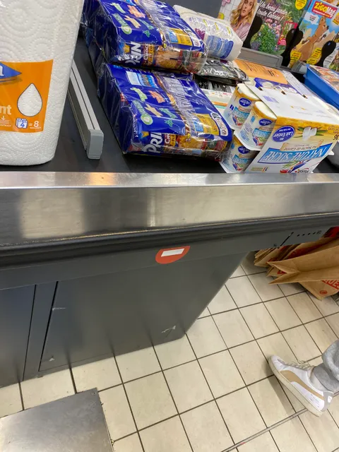 Hier au supermarché le gars derrière moi a posé tous ses articles avec le code barre vers le haut pour faciliter le travail de la caissière, respect