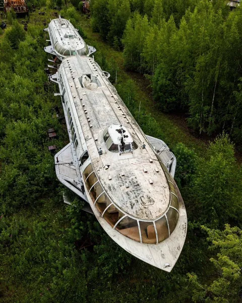 For more than 20 years, these handsome ships have been standing and slowly decaying under the influence of time. The only water they see is rain falling from the sky. 🚀